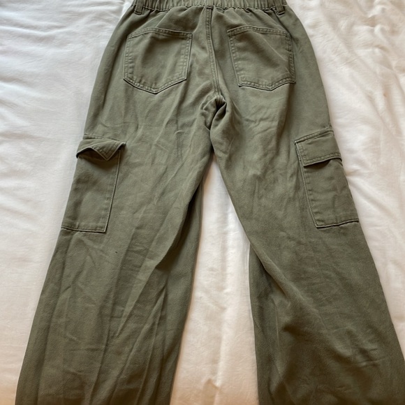 I am selling these green cargo jeans from forever 21, and they are really comfy. - Picture 2 of 8